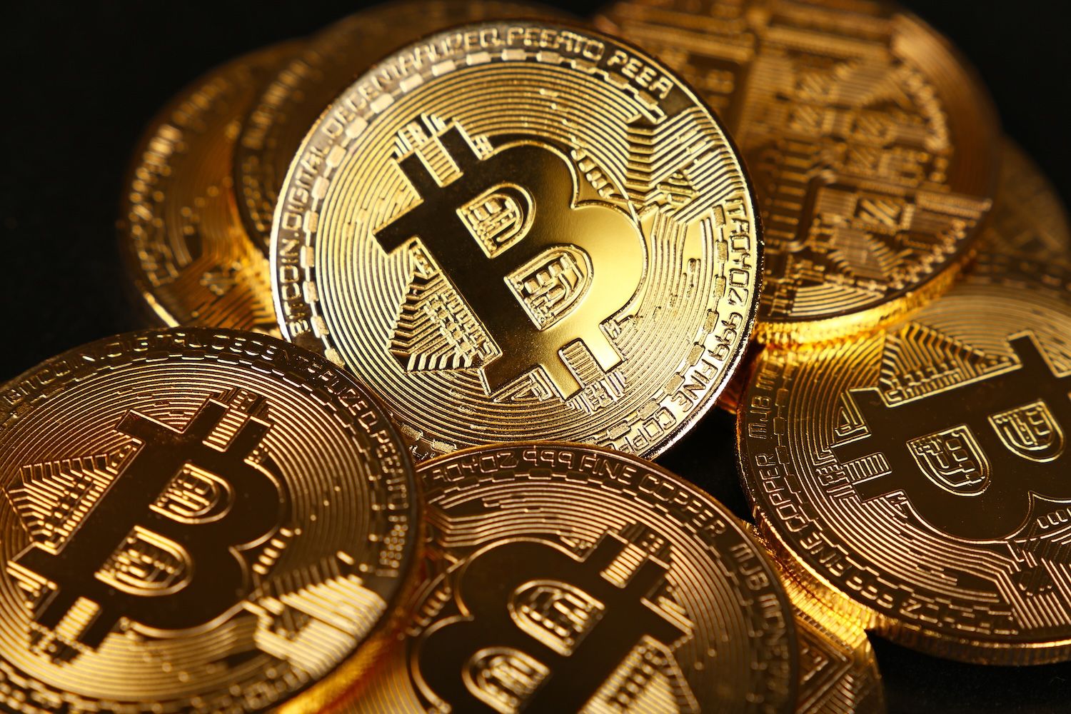 比特币鲸鱼持续买入,ETF亏损27亿美元