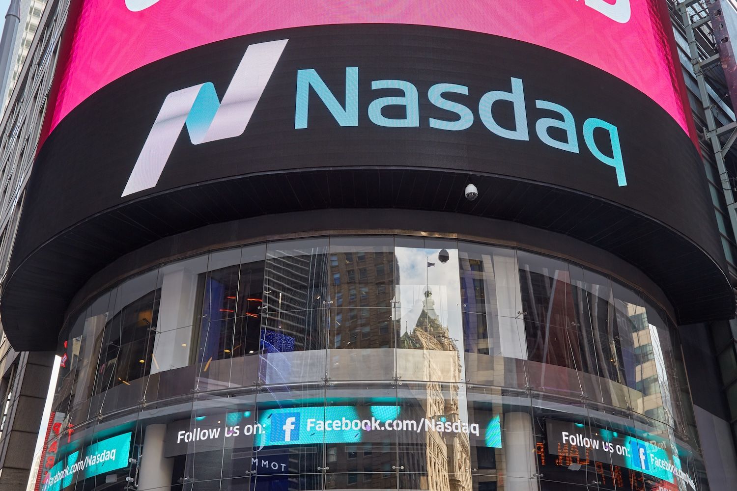 Despite being included in the Nasdaq 100 Index, SpaceX plunged 35%, with bears dominating
