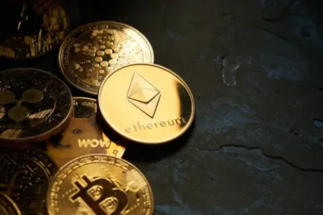 以太坊(ETH) vs Solana(SOL)：2025年终极投资对比