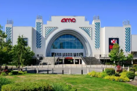 AMC娱乐(AMC)股价飙升16%，2026年第二季度业绩创历史新高
