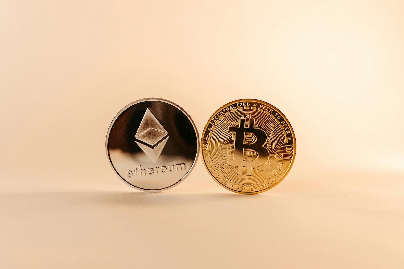 比特币和以太坊ETF上周净流入11亿美元，创4月以来最佳周表现