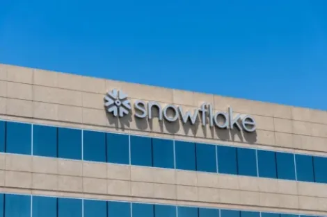 Snowflake (SNOW) 股价强势反弹：产品收入增长提速至37%，AI业务持续增强