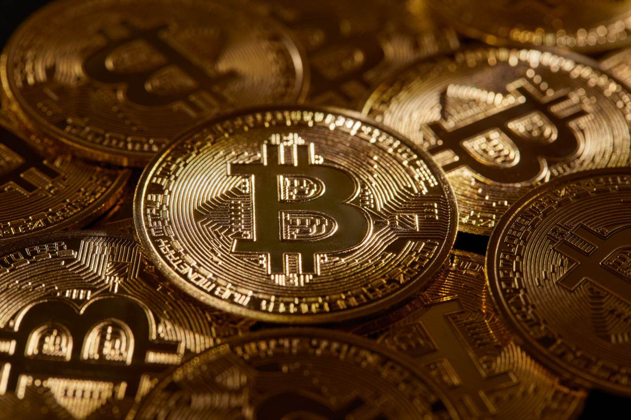 比特币价格突破8万美元，美联储加息预期降温