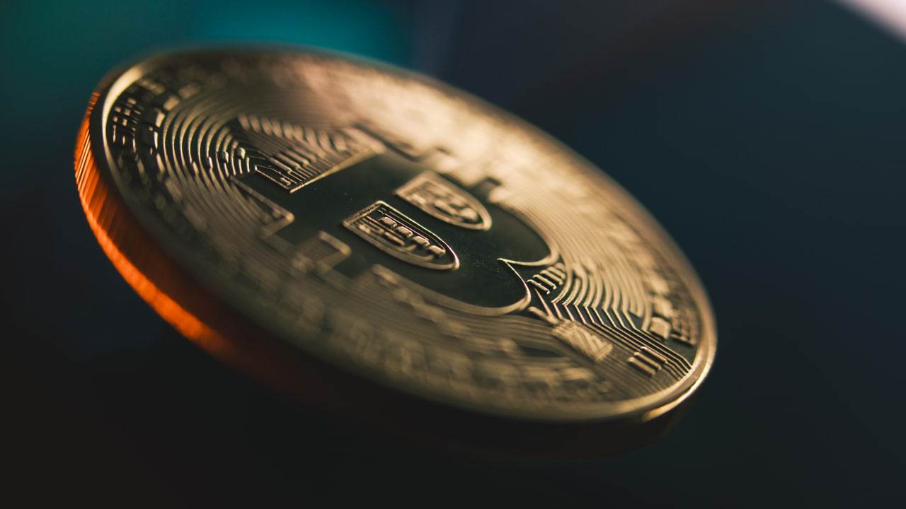 比特币周线级下跌趋势放缓并进入区间，但尚未被打破