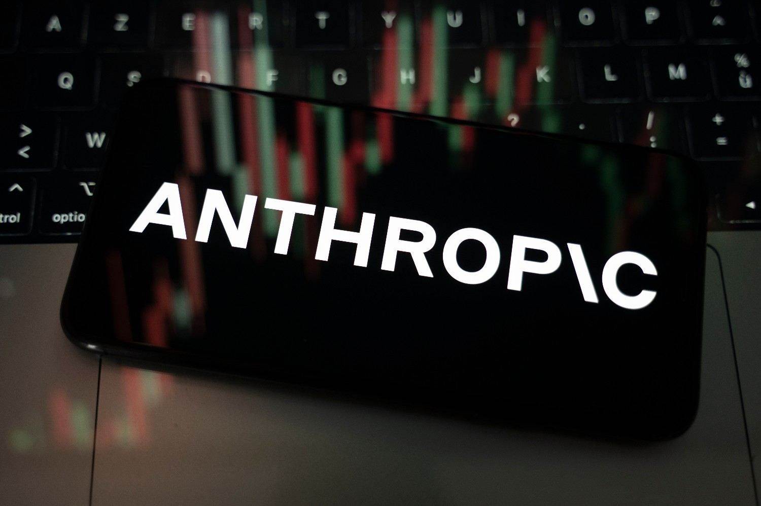 Anthropic合并聊天与协作功能，Claude现在替你做决定