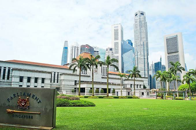 新加坡政府推动人工智能普及，金管局警示AI热潮风险