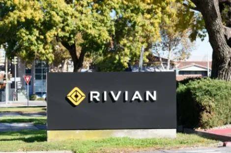 Rivian (RIVN) 股价因近9.9万辆电动汽车召回而下跌