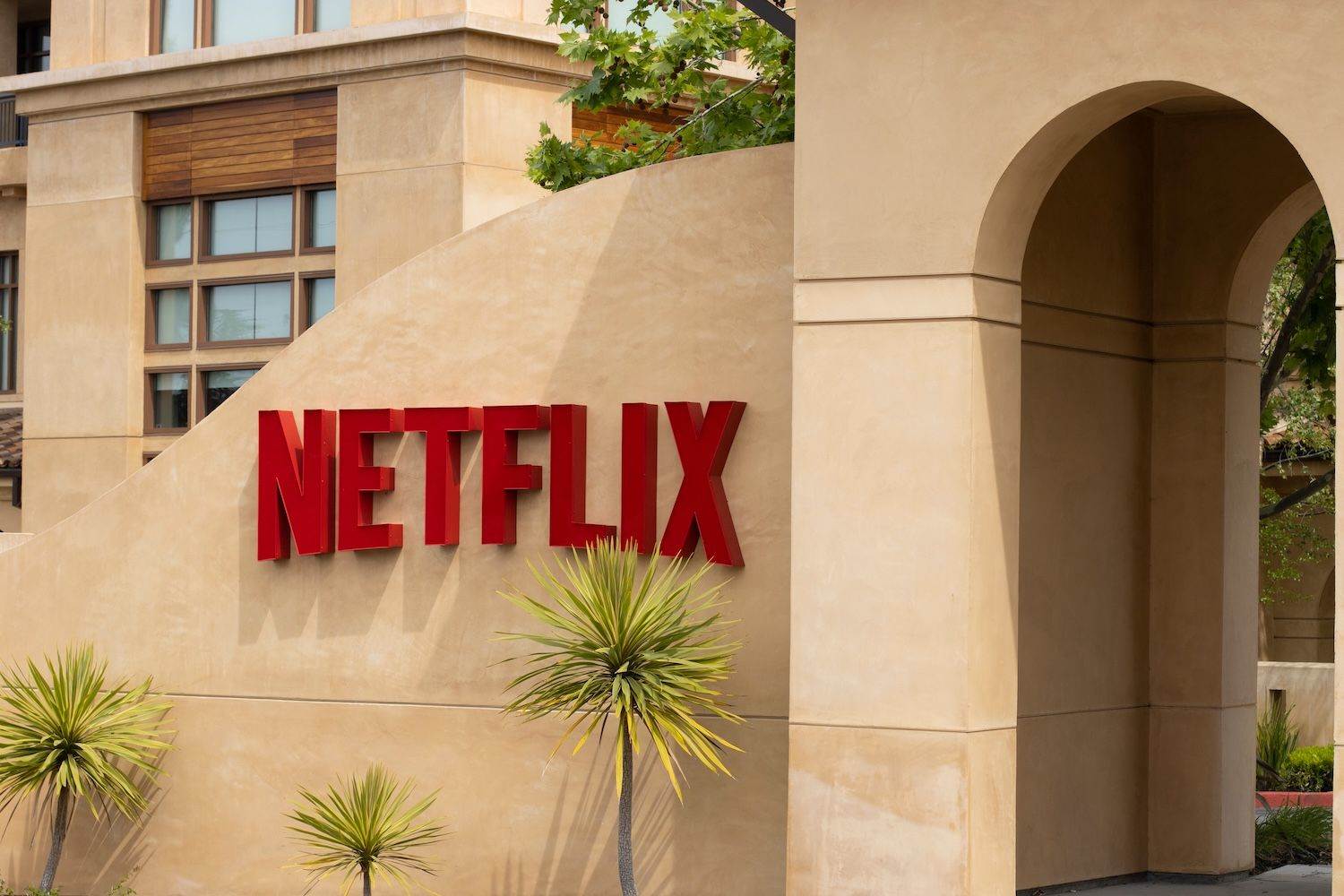 Netflix裁撤千人，YouTube与TikTok步步紧逼
